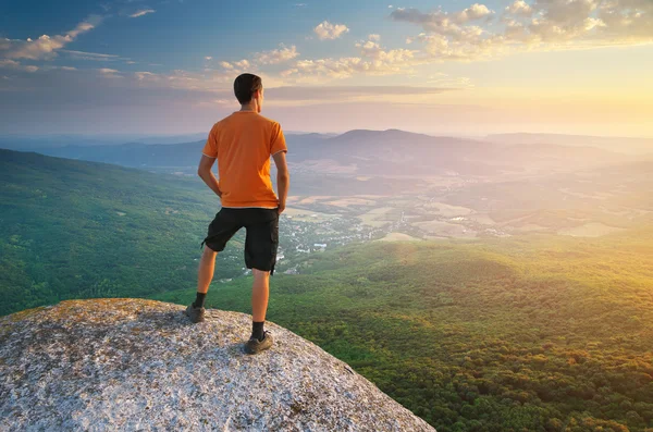 Man op de piek van de berg — Stockfoto