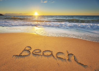 Gün batımında deniz kıyısında sahil haberi. Doğa ve kavramsal sahne.