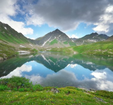 Kafkaslar 'ın güzel yaz manzarası. Rusya 'nın Arkhyz köyü yakınlarındaki Dukka gölleri. Gün ışığı dağ manzarası.