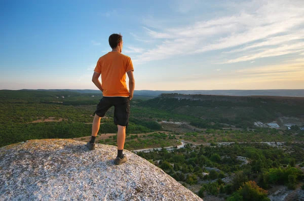 Man on peak of mountain — Stock Photo, Image