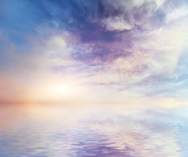 Deniz kıyısında gün batımı. Güzel doğa sahnesi.