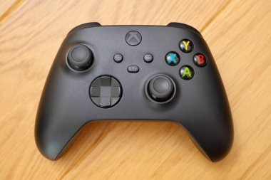 Xbox Serisi X oyun alanı kontrolörünü kapat. Yüzeyin derinliği düşük. Gürcistan, Batum - Eylül 2025