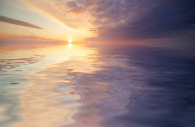 Günbatımında gökyüzü arkaplanı ve su yansıması. Doğa bileşimi.