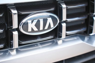 Arabanın üzerinde KIA logosu var. Yüzeyin derinliği düşük. Gürcistan, Batum - 21 10 2025