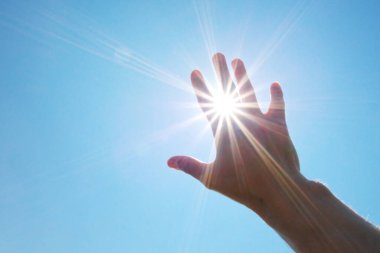 Güneşli bir günde ellerin güneşe ulaşır. Doğa ve insanlar kavramsal sahne.