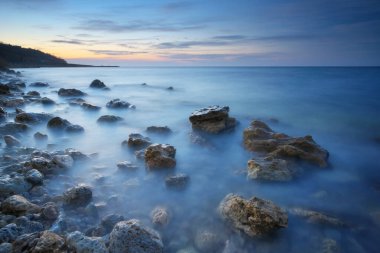 Gün batımında güzel bir deniz manzarası. Doğanın bileşimi.