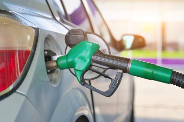 Gümüş arabanın yakıt deposuna dizel veya benzinle doldurulmuş bir silah. Taşıma ve seyahat sahnesi.