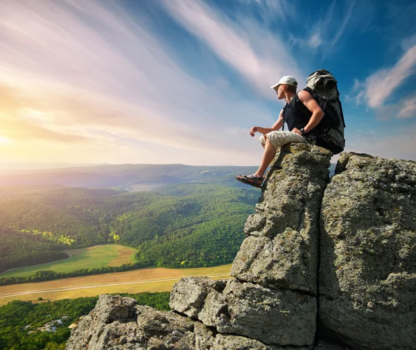 Homem no pico da montanha . — Fotografia de Stock