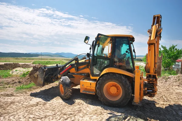 Bagger werkelt am Boden — Stockfoto