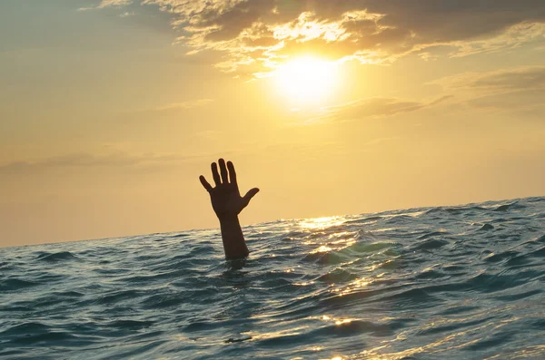 L'uomo affonda in acqua — Foto Stock