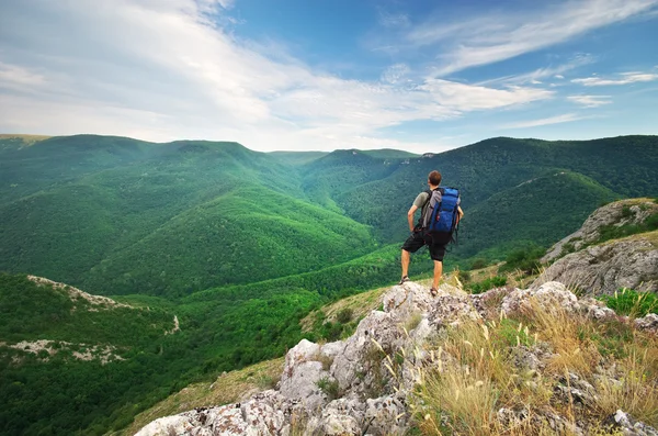 Hombre turista en montaña — Foto de Stock