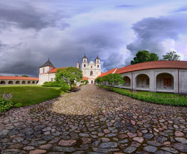 Tytuvenai Kloster in der Sommersaison — Stockfoto