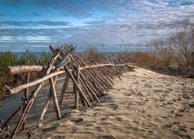 Curonian tükürük tepeleri, Curonian Gölü. Göl manzarası ve tükürük, öğle vakti. 