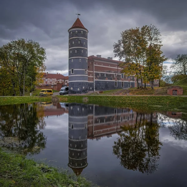 Rönesans Panemune Kalesinin Yanındaki Güzel Park Sonbahar Renginde Akçaağaç Ağaçları — Stok fotoğraf