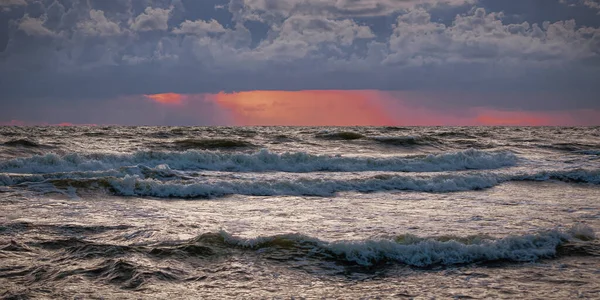 バルト海のビーチ 日没や日の出の風景 美しい自然のパノラマ カラフルな赤 オレンジ 紫色の雲が海の水に反映されたビーチ — ストック写真