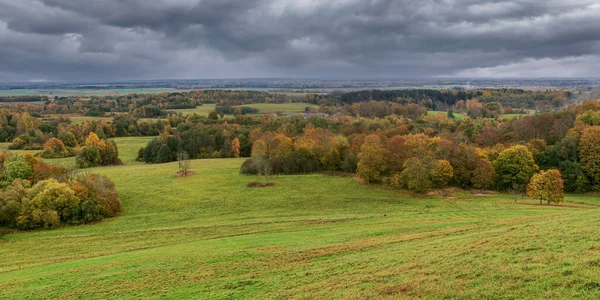 シャトリヤの丘の近くだ シャトリヤはリトアニアのサモジティア地方にある丘と丘の砦である メローの秋 パノラマビュー — ストック写真