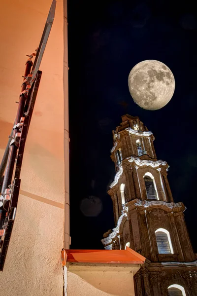 Superměsíc Nad Vilniem Stará Ulice Poškozená Kostelní Zvonice — Stock fotografie