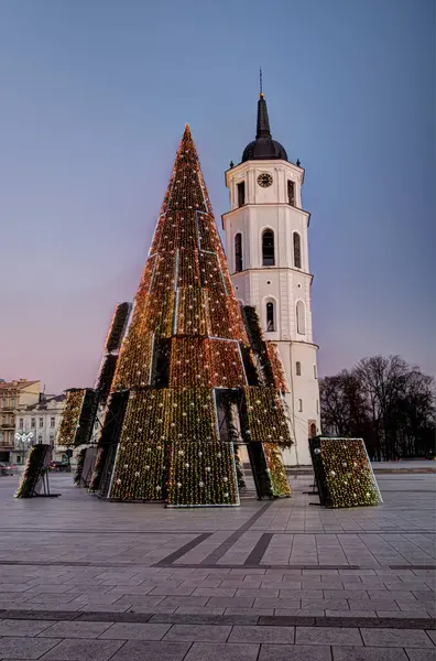 Árbol Navidad Campanario Plaza Catedral Vilna Lituania Temprano Diciembre Por — Foto de Stock