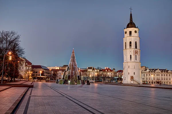 Weihnachtsbaum Und Glockenturm Auf Dem Domplatz Vilnius Litauen Früher Dezembermorgen — Stockfoto