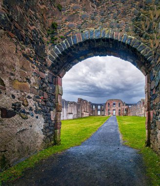 Downhill House 1770 'lerin başında Bristol Kontu Frederick Hervey için inşa edildi. 1768' de Derry Piskoposu olduktan sonra.