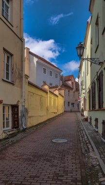Literatu Caddesi 'nde gün ortası, Litvanya' nın başkenti Vilnius 'un eski bir şehridir. Çoğunlukla Vil 'de yaşamış ve çalışmış yazarlara adanmış dekoratif ve sanatsal plaketlerin halka sergilendiği dar bir sokaktır.