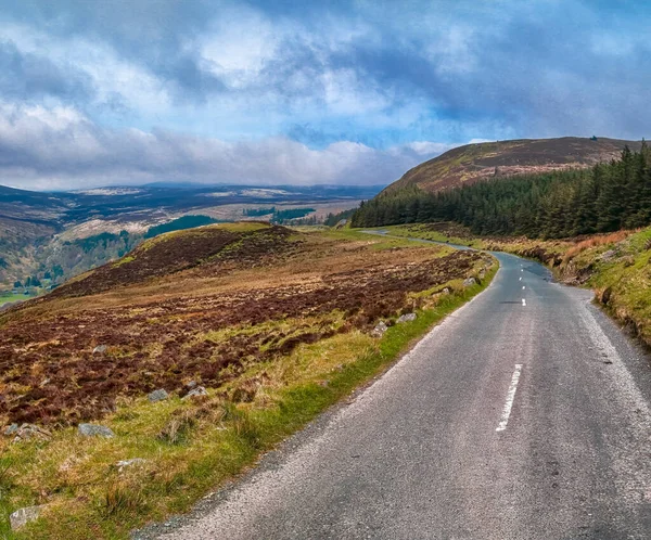 Wicklow Paisagem Montanha Dia Ensolarado Estrada Campo Nuvens Claras Foco — Fotografia de Stock