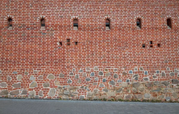Felújított Középkori Ortodox Kolostor Fal Vilniusban Litvániában Vörös Tégla Gránitsziklák — Stock Fotó