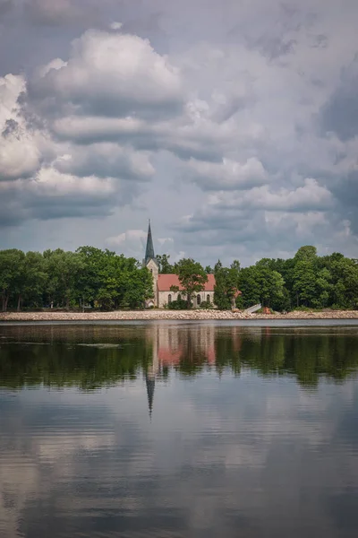 Paisagem Verão Igreja Evangélica Luterana Koknese Rio Daugava Koknese Letónia — Fotografia de Stock