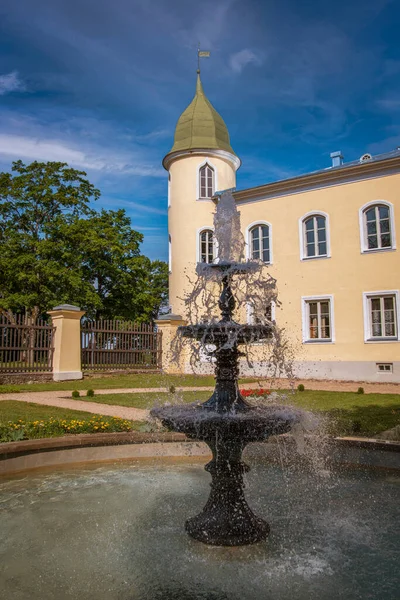Klassischer Brunnen Parkhof Bis Zur Mittelalterlichen Burg Krustpils Jekabpils Lettland — Stockfoto