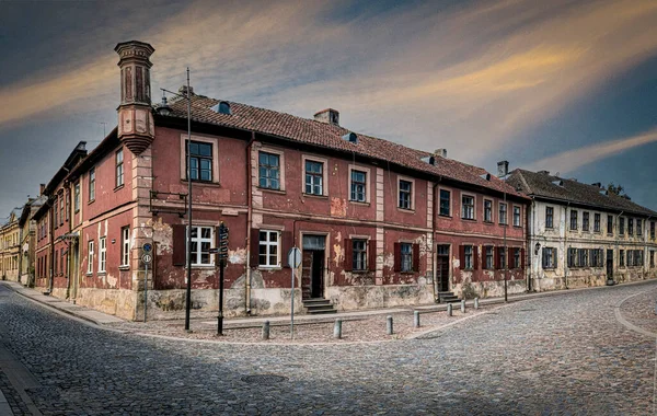 Letonya Nın Kuldiga Kentindeki Policijas Caddesi Nde Bir Ortaçağ Binası — Stok fotoğraf