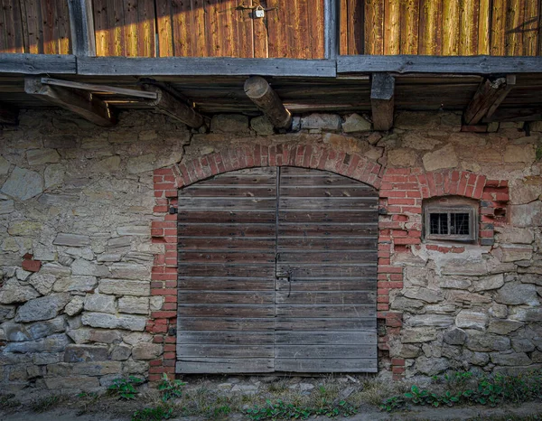 Fragmento Arquitetura Medieval Cesis Letónia Pedregulhos Parede Tijolo Janelas Madeiravs — Fotografia de Stock