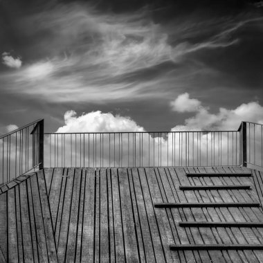 Mavi bulutlu gökyüzünün altında ahşap yapı parçası. Tahta kalaslar inşa ediliyor. Koknese, Letonya.