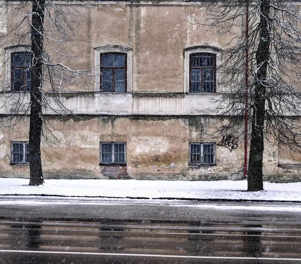 Rua da cidade velha em um dia nevado — Fotografia de Stock