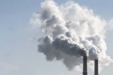 Endüstriyel gökyüzü üzerinde baca dumanı