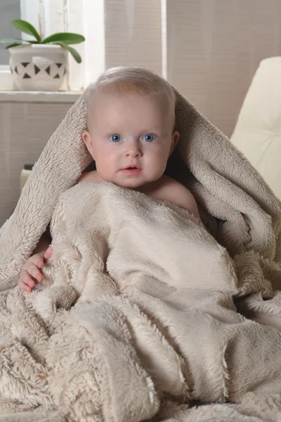 Evde bir havlu ile mutlu bebek — Stok fotoğraf