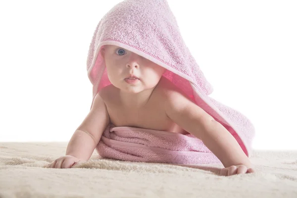 Lieve kleine baby bedekt met een handdoek — Stockfoto