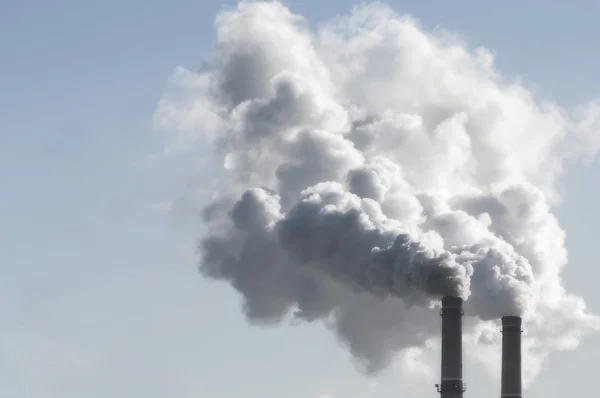 Fumo industriale dal camino sul cielo — Foto Stock