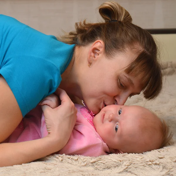 Matka a dítě líbání a objímání — Stock fotografie