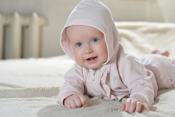 Kameranın göz Banyosu güzel mutlu bebek — Stok fotoğraf