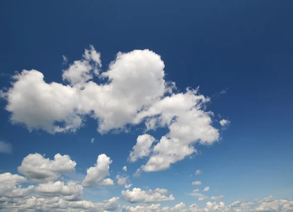 Blauer Himmel mit Wolkennahaufnahme — Stockfoto