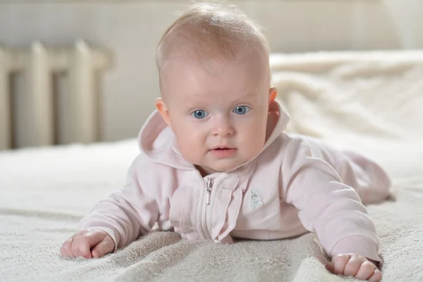 Mooie gelukkig baby na bad kijken naar de camera Stockfoto