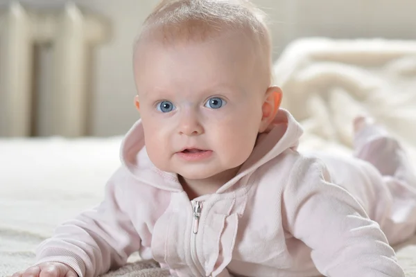 Baby meisje dragen roze badjas Stockafbeelding