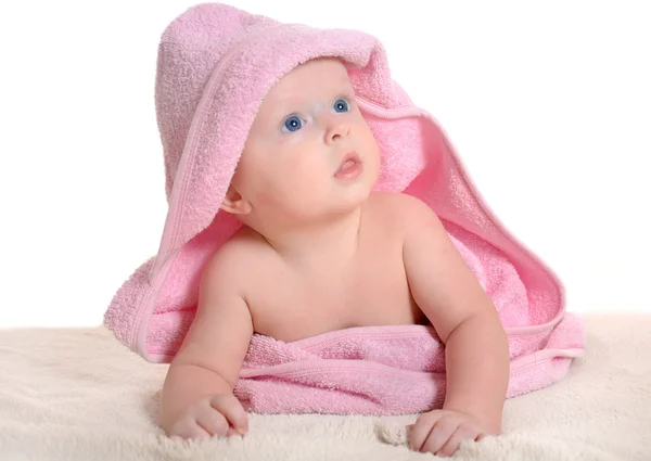 Imádnivaló baba lány rózsaszín törölköző alatt — Stock Fotó