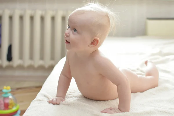 Kleine babymeisje op bed — Stockfoto