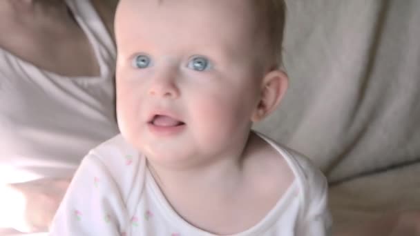 Matka masowania ciała szczęśliwy sześć miesięcy życia dziecko — Wideo stockowe