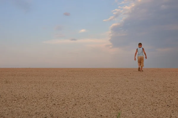 Joven sube al desierto de arena — Foto de Stock