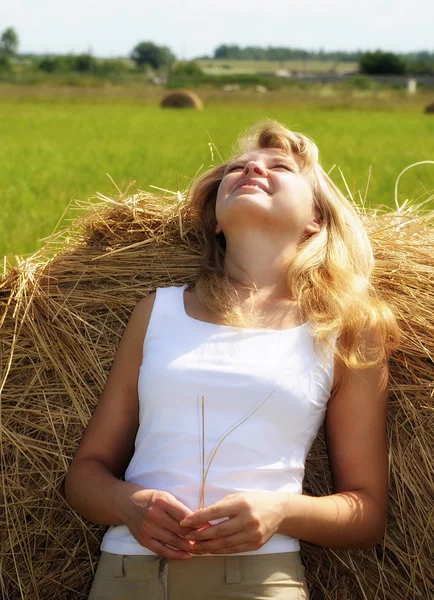 Feliz adolescente al aire libre en el día del sol —  Fotos de Stock