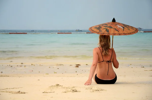 Donna che riposa sulla spiaggia — Foto Stock
