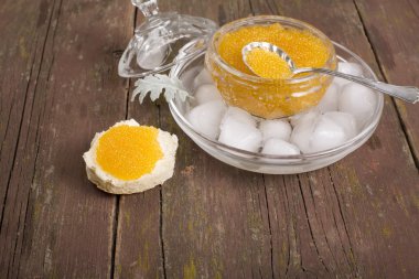 Balık eti ve başı turna balığı derisi.