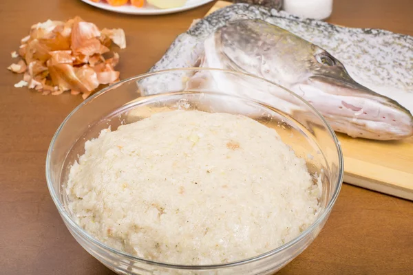 Carne de pescado y piel de lucio con la cabeza — Foto de Stock